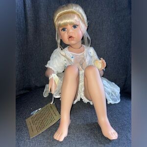 🐚New Seymour Mann Porcelain Doll with White Dress-Kirsten